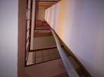 Zateplen podlahy v podkrov bytovho domu - umstn hadice ve schodiovm prostoru.